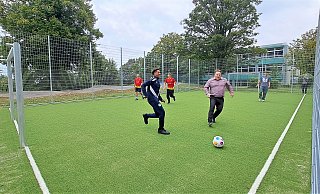 Spielten schwungvoll auf: David McCurry, Vorsitzender der Elternpflegschaft, und Bürgermeister Johannes Schlütz, im FC-Nieheim-Dress, gemeinsam mit vier talentierten Kickern der Schule. - Madita Schellenberg