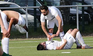 Fußball-Landesliga: SV Eidinghausen-Werste - TuS Dornberg 1:2. Nach dem Abpfiff: Panagiotis Galatas tröstet den am Boden liegenden Mikail Colak, der mit einem kuriosen Eigentor die Heimniederlage besiegelte. - Egon Bieber