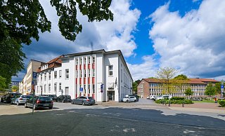 Die Stadt will das Haus des Handwerks kaufen und möglicherweise abreißen, damit das Gymnasium am Waldhof erweitert werden kann. Das lehnen Union und Liberale ab. - Andreas Zobe