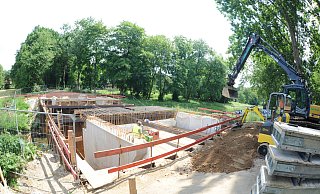 Derzeit wird am zweiten Widerlager der neuen Brücke über die Aue in Fiestel gearbeitet. - Joern Spreen-Ledebur