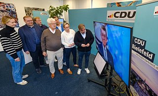 Auch Elmar Brok, der fast 40 Jahre lang als Abgeordneter die EU-Politik mitbestimmt hat, ist in die Bielefelder Kreisgeschäftsstelle gekommen und blickt gespannt neben Christiana Bauer, Simon Lange, Vincenzo Copertino und anderen auf die erste Hochrechnung. - Andreas Zobe Auch Elmar Brok, der fast 40 Jahre lang als Abgeordneter die EU-Politik mitbestimmt hat, ist in die Bielefelder Kreisgeschäftsstelle gekommen und blickt gespannt neben Christiana Bauer, Simon Lange, Vincenzo Copertino und anderen auf die erste Hochrechnung. - Andreas Zobe