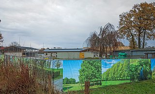 Hinter dem bunten Bauzaun mit Naturbildern schlummert die Baustelle der geplanten SL Riding Ranch. Ob der generelle Baustopp bestehen bleibt oder aufgehoben wird, darüber entscheiden die Richter am Verwaltungsgericht Minden. - Sarah Jonek