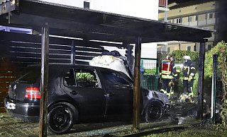 Der VW Golf im Carport erlitt erhebliche Brandschäden. - Charlotte Mahncke