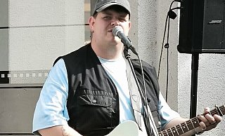 Überraschte die Bünder in der Eschstraße beim Frühlingsfest: Isaak Guderian trat dieses Jahr für Deutschland beim Eurovision Song Contest an. - Matthias Seewald