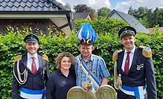 Adjutant Michael Evers (v. l.), das Königspaar Valentina und Johann Becker sowie Oberst Ulrich Redeker. Foto: Schützen - Schützen