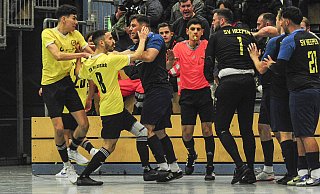 Wellensieks Yasin Allouch (2. v. l., Nr 8), mischte auch bei einer Rangelei im Spiel gegen Heepen mit. Sonst konzentriert sich aufs Kicken. - © Jörg Dieckmann