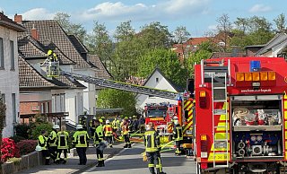 Zu einem Dachstuhlbrand rückten am Sonntagnachmittag alle Einheiten der Stadt Enger aus. - Andreas Sundermeier