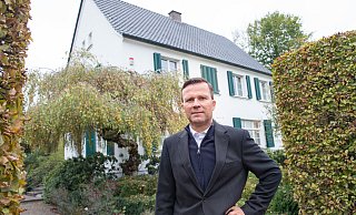 Christian Torner, Geschäftsführer und Sammlungskurator der Stiftung Ahlers Pro Arte, 2018 vor dem von der Stiftung genutzten Haus in Elverdissen. - Ralf Bittner