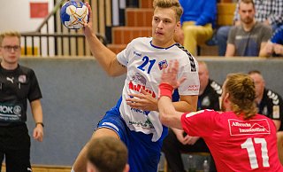 Jöllenbecks Tim Weischer, hier beim 33:28-Hinspielerfolg gegen Lars Görder (r.), ist diesmal als Anspieler und Vollstrecker in Bad Salzuflen gefordert. - Andreas Zobe