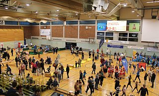 Der Mitmach-Teil des Sportfests zieht zahlreiche Interessierte in die Maspernhalle. - Moritz Jülich