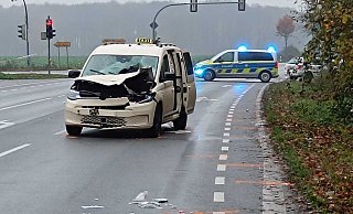 Das Taxi ist im Frontbereich stark beschädigt. - Claus Frickemeier
