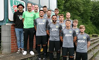 Die Verantwortlichen des TuS Dornberg mit ihren Zugängen. Der Sportliche Leiter Thieas Kambach (l.) und Trainer Jens Horstmann (2. v. l.) sind zufrieden. - Nicole Bentrup