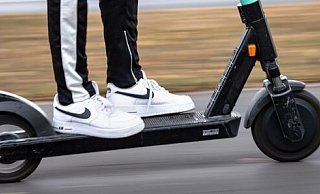 Ein 20-Jähriger stürzt in Paderborn mit seinem hochmotorisierten E-Scooter, Strafverfahren der Polizei folgen darauf. - (Symbolfoto) picture alliance / dpa