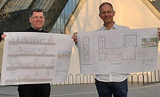 Pfarrer Bernd Haase (l.) und Gemeindereferent Bertold Filthaut machen die Pläne für das neue Pfarrheim jetzt in der Kirche öffentlich. - Kirchengemeinde St. Johannes Nepomuk Hövelhof