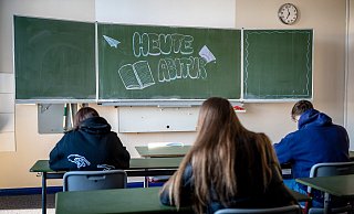 Warten statt Pauken: Die Abiturprüfungen mussten NRW-weit aufgrund einer technischen Panne verschoben werden. - Dpa