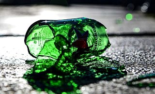 Als die betrunkenen Fans sich der Behörde nicht entziehen konnten, griffen sie zu ihren Flaschen und griffen an. Kurz darauf eilte ein Fahrzeug des Ordnungsamtes über den Siegfriedplatz. - Symbolfoto: pixabay / Creative Commons