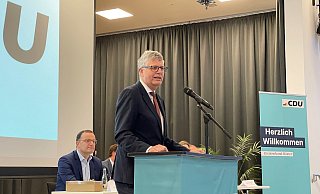 Der CDU-Bundestagsabgeordnete für den Kreis Höxter, Christian Haase, spricht bei der Nominierungsversammlung in Steinheim. Jens Spahn ist auch dabei. - Privat