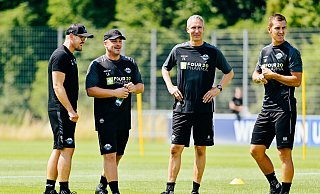 Das SCP-Trainerteam um (v. l.) Eduard Schmidt, Chefcoach Lukas Kwasniok, Frank Kaspari und Uwe Hünemeier wird erst nach dem Spiel in Rostock einen gemeinsamen Kurztrip unternehmen. Athletikcoach André Filipovic, Torwarttrainer Nico Burchert und Reha-Coach Nils Vogt sind dann sicher auch mit an Bord. - Besim Mazhiqi