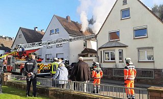 Dichter Rauch quillt während des Löscheinsatzes der Freiwilligen Feuerwehr Höxter aus der Dachgeschosswohnung. - Heinz Kube