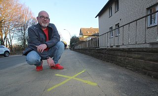 Unter dem gelben Kreuz auf dem Bürgersteig vor der Wohnung von Lutz Brunke ist das Internet kaputt. - Ulf Hanke
