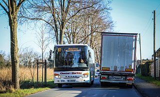 Wenn sich Bus und Lastwagen begegnen, wird es eng auf der Umlostraße. Die Anwohner fürchten um die Sicherheit ihrer Kinder. - Sarah Jonek