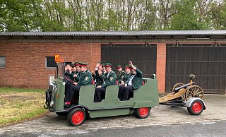 Neun Kanoniere transportiert „Erna“. Hinten auf dem Hänger fährt die Haubitze „Heini“ natürlich immer mit. - Schützenverein Alt-Espelkamp