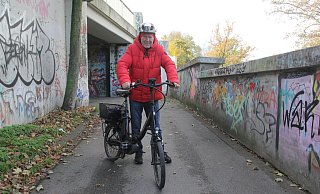 Eine Polizistin hat Wolfgang Willing (79) ein saftiges Bußgeld aufgedrückt, weil er auf seinem Fahrrad durch die Unterführung zur Kanalstraße geradelt ist. - Ulf Hanke
