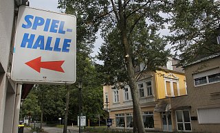 Mit einer Machete hat ein etwa 25 Jahre alter, unbekannter Mann diese Spielhalle an der Detmolder Straße überfallen. - Ulf Hanke