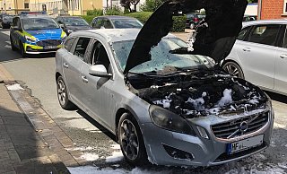 Die Feuerwehr Herford löschte den brennenden Wagen mit Schaum. - Polizei Kreis Herford