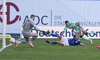 SCP-Stürmer Marvin Pieringer (r.) erzielt mit letzten Kräften den 3:0-Endstand. Hansa-Keeper Markus Kolke ist geschlagen, Rick van Drongelen (M.) kommt zu spät. - picture alliance/dpa