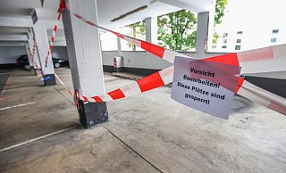 Mit Flatterband sind rund 100 Stellplätze abgesperrt. - NW