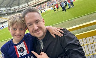 Mann des Tages: Pepe Wilmes (l.) aus Paderborn hat das Autogramm von Kylian Mbappé auf sein PSG-Trikot bekommen. Der E-Jugendtorwart vom SV Marienloh war im Stadion mit Patenonkel Philipp Wilmes. - Jens Reddeker