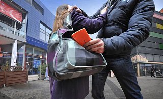 Um die Antanzdiebe am Hauptbahnhof war es zuletzt ruhig geworden. Jetzt ist die Masche wieder aufgefallen. - Symbolfoto: Andreas Frücht