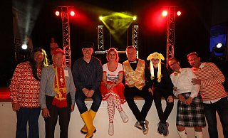 Auf die Party mit Top-Acts freuen sich (v. l.) der Vize-Vorsitzende Lars Rodewald, Mottogeber Klaus Kramer, Prinz Christian I. Hartmann, das Kranzkönigspaar Mareike und Carsten Strunz, Jugendprinz Mats Carl I. Wulf, der Vize-Präsident Ralf „Nippel“ Brüggenthies und Präsident Peter Hartmann. - Regina Brucksch