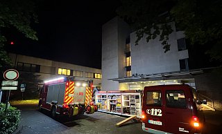 Einsatz am Klinikum Gütersloh: Die Feuerwehr musste Wasser aus einem Keller und einem Fahrstuhlschacht pumpen. Der Krankenhausbetrieb wurde nicht in Mitleidenschaft gezogen. - Thorsten Heß