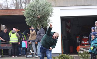 Der 13-jährige Mick Brinkmann übt sich zum ersten Mal in der Kunst, denTannenbaum so weit wie möglich zu werfen. - Elke Niedringhaus-Haasper