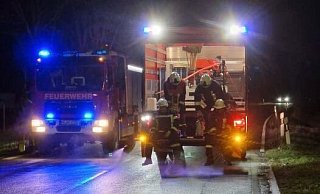 Auf der Kreisstraße 55 zog sich in der vergangenen Woche eine Ölspur von Borgholz bis Natzungen. Die beiden Löschgruppen waren auf mehreren Kilometern mit Bindemitteln im Einsatz. - Feuerwehr Borgentreich