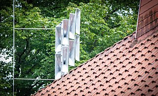 Eine von 60 neu installierten Sirenen in Bielefeld sitzt auf dem Dach der Kita Nordpark. In dieser Woche heulen sie alle gleichzeitig los. - Mike-Dennis Müller / www.mdm.photo