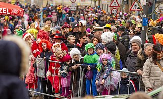 Entlang der Umzugsstrecke der Karnevalsparade dürfen keine Autos geparkt werden. - Niklas Tüns