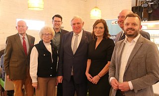 Gustav Meyer zu Hartum (v.l), Marlies Echterdiek, Joachim Ebmeyer, Karl-Josef Laumann, Anke Theisen, Jörg Haferkorn und Michael Schönbeck. - Claus Frickemeier