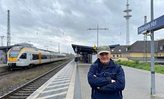 Abgekoppelt: Der Gütersloher Schauspieler Andreas Ksienzyk ist verärgert darüber, wie die Deutsche Bahn mit ihren Kunden umspringt. Dass im Hauptbahnhof Gütersloh mehrere Tage lang keine Züge halten sollen, stellt den Pendler vor einige Probleme. Er wirft dem Konzern mangelnde Informationspolitik und schlechtes Verhalten vor. - Christian Bröder