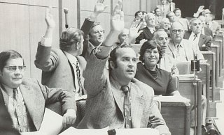 Im Oktober 1972 stimmt der Landtag über das Bielefeld-Gesetz ab. Auch Klaus Schwickert (vorn rechts), damals SPD-Landtagsabgeordneter und Landrat des Kreises Bielefeld, ist am Ende dafür. - Stadtarchiv/Nachlass Klaus Schwickert