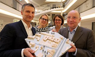 Dirk Pussert (v.l.), Kathrin Meise-Waltking, Ulrike Mössinger und Frank Otterbach (ISB) mit dem Modell, das an der Ecke Herforder Straße/Jöllheide drei trapezförmige Bauteile für Schule und Turnhalle sowie vorn einen Stadtteiltreff vorsieht. - wolfgang Rudolf