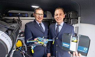 Andreas Koptik (l., Leiter der Direktion Verkehr) und Thomas Blömeke zeigen die Drohne und den 3D-Laserscanner. - Niklas Tüns