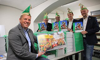 Karsten Husemann (v. l.), Klaus Ovenhausen, Frederik Bräkling, Swen Mäding und Thomas Göke sind stolz auf ihren farbenfrohen Bildband zum Rosenmontagszug. - Madita Schellenberg