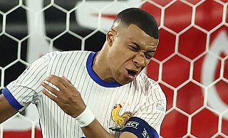 Zu der Verletzung war es gekommen, als Kylian Mbappé bei einem Kopfballversuch mit seiner Nase mit voller Wucht die Schulter von Kevin Danso traf. - AFP or licensors