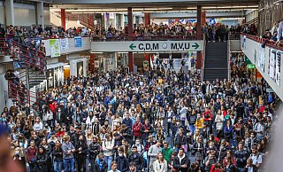 An der Universität Bielefeld kommen viele Menschen zusammen. Geschlechtsbezogene Gewalt kommt auch dort vor. Uni und Asta ergreifen dafür Maßnahmen. - Sarah Jonek
