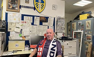 Alan Tallis in seiner Werkstatt. Dass er glühender Fußballfan ist, sieht man an den Vereinssymbolen an den Wänden. - Matthias Bungeroth