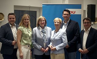 Die drei CDU-Kreisvorsitzenden Lars Brakhage (Lippe), Joachim Ebmeyer (Herford) und Oliver Vogt (Minden-Lübbecke) mit den drei Bewerberinnen Verena Mertens (v. l.), Angelika Westerwelle und Anne Deter. - Felix Eisele