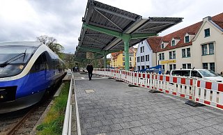 Das Dach ist am Bahnhaltepunkt Höxter mittlerweile längst fertig - die Anzeigetafel fehlt allerdings noch. - David Schellenberg